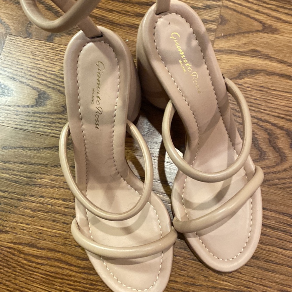 Gianvanti Rossi Block Heels Sandals.  Almost new condition - Picture 3 of 4